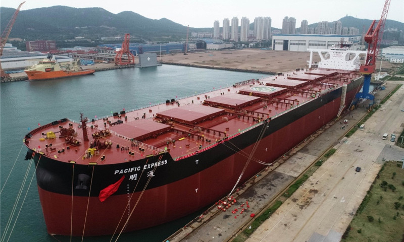 據介紹，該船自重達5.42萬噸，滿載排水量達45.4萬噸，船舶總長362米，型寬65米，甲板面積相當于三個標準足球場的面積之和，體現了雙燃料改裝空間、航速雙程優化等設計理念，具有“節能環保、綠色高效、安全可靠”等特點。（新華社記者 王斯班 攝）