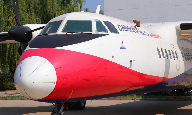 新舟60飛機是按照中國民航規章CCAR25部進行設計、生產和驗證，具有中國自主知識產權的雙發渦槳支線客機。可在復雜氣象條件下安全飛行，能夠在簡易跑道上安全起降，并可根據用戶需求進行多用途改裝。目前，已經形成包括新舟60客機、新舟600客機，新舟600F貨機，人工增雨機、遙感機、醫療救護機，公務機及其他多用途飛機。圖為航空工業西飛民機生產的新舟60飛機。（王文鐸 攝）