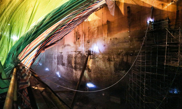 根據以往經驗，項目工期應為110天左右。早一天復產，就多一天產量！為盡早完成塢修，塢修項目組反復細化各個節點，深挖內部潛力，最終實行24小時輪班施工制，并創新性地打散施工順序，合理規劃并行推進，將計劃工期優化至93天。為排除交叉作業的安全隱患，還特地用防火毯、白鐵皮趕制出一批防護工裝。圖為工人們深夜在船體外殼挑燈打砂的身影。（李豫黔 攝）