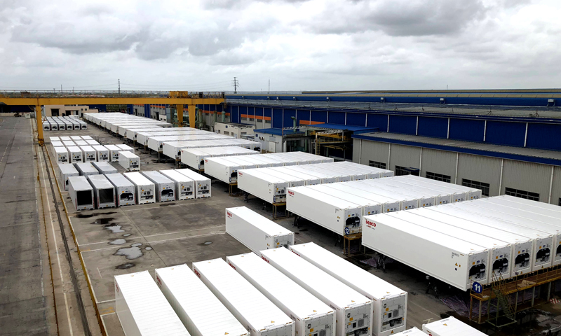 特種冷藏集裝箱產品遍及北美、歐洲、亞洲、澳洲等海外地區，國內客戶主要以各大中型物流企業、班列為主，例如中國鐵路、蓉歐、漢歐、鄭歐等，有力地促進了“一帶一路”經貿往來。圖為特種冷藏集裝箱成品陳列區。（國務院國資委網站 陳航 攝）