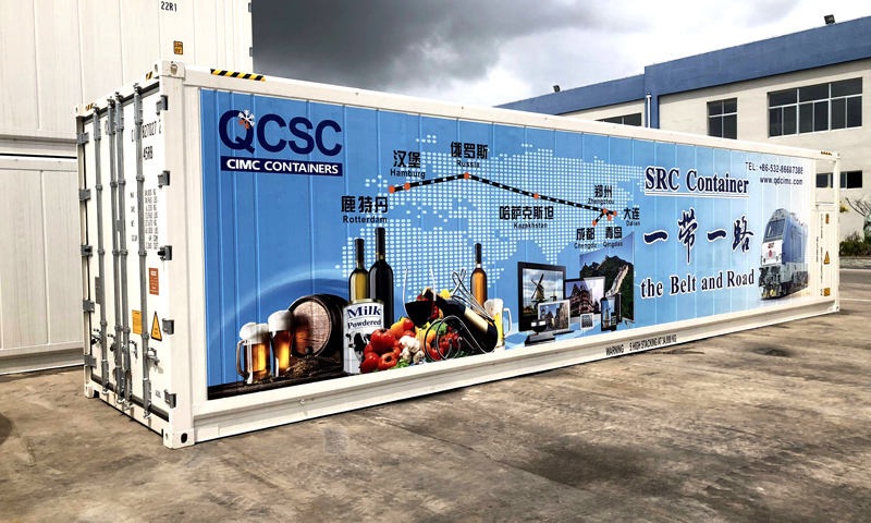 目前，特種冷藏集裝箱已成為跨境貿易的重要載體。俄羅斯、哈薩克斯坦等“一帶一路”沿線國家的啤酒、牛奶等食品通過“一帶一路”恒溫箱進入中國市場，我國的花卉也通過花卉運輸箱搭乘中歐班列抵達中亞腹地，開創了冷藏箱長途鐵路運輸植物的歷史。圖為“一帶一路”特種定制集裝箱。（國務院國資委網站 陳航 攝）