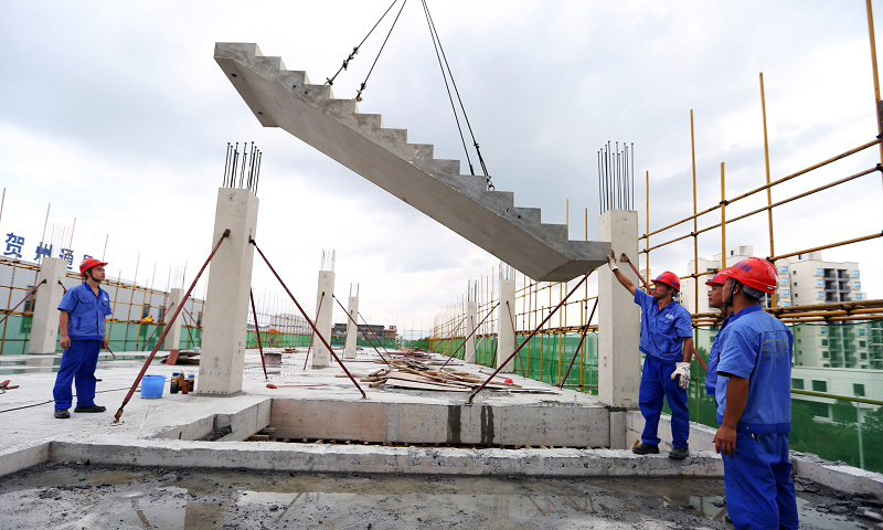 建筑工人根據施工計劃將部品部件有序拼裝，然后進行部分現澆，使建筑工地變成“總裝車間”。圖為“總裝車間”一隅。