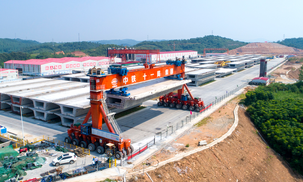 據悉，鄭萬鐵路全長818公里，設計行車速度為350公里/時，是鄭渝高速鐵路(鄭州-重慶)的重要組成部分，同時也是聯系華北、華中、西南地區的主要高速客運通道，兼顧沿線城際及旅游客流運輸。通車后，鄭州到萬州預計5個小時可達，鄭州到重慶6個多小時可達。