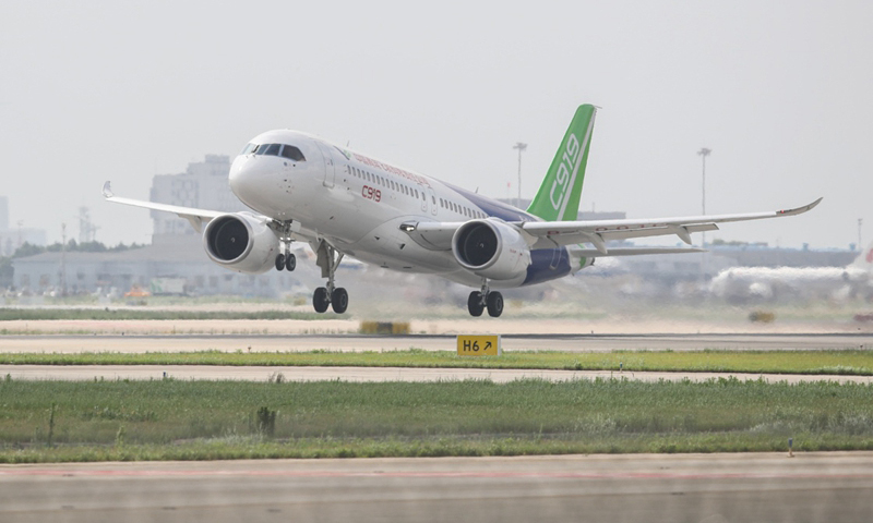 7月12日，C919大型客機102架機從上海浦東機場起飛，歷經1小時46分的飛行，平穩降落在山東東營勝利機場，順利完成首次空中遠距離轉場飛行。這意味著C919大型客機項目進入密集研發試飛新階段，正式開啟多地同步試飛模式，未來將接受各種復雜氣象條件的考驗和系列高風險試飛科目的挑戰。（新華社記者 丁汀 攝）