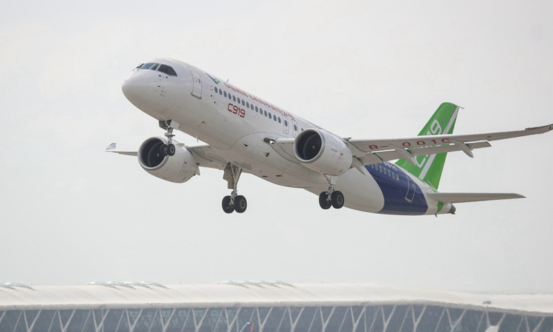 7月12日，C919大型客機在上海浦東機場起飛。（新華社記者 丁汀 攝）