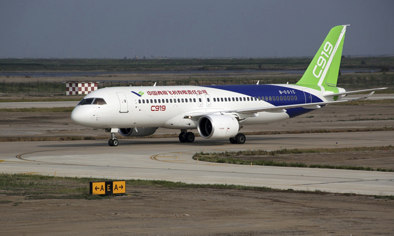 7月12日，C919大型客機102架機降落在山東東營勝利機場。新華社發（周廣學 攝）