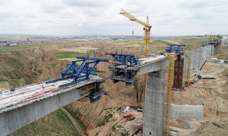 7月7日無人機拍攝的銀西高鐵甘寧段施工現場。（新華社記者 王鵬 攝）