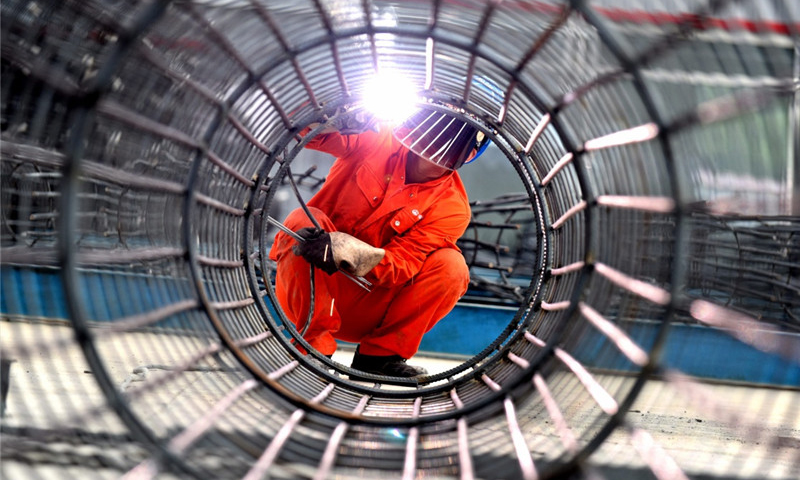 7月4日，京雄城際鐵路固霸特大橋啟動首次鉆孔樁施工，這標志著京雄城際鐵路霸州段正式開始施工建設。圖中是在京雄城際鐵路河北霸州段，中鐵上海工程局集團工作人員在施工。（新華社記者 王曉 攝）