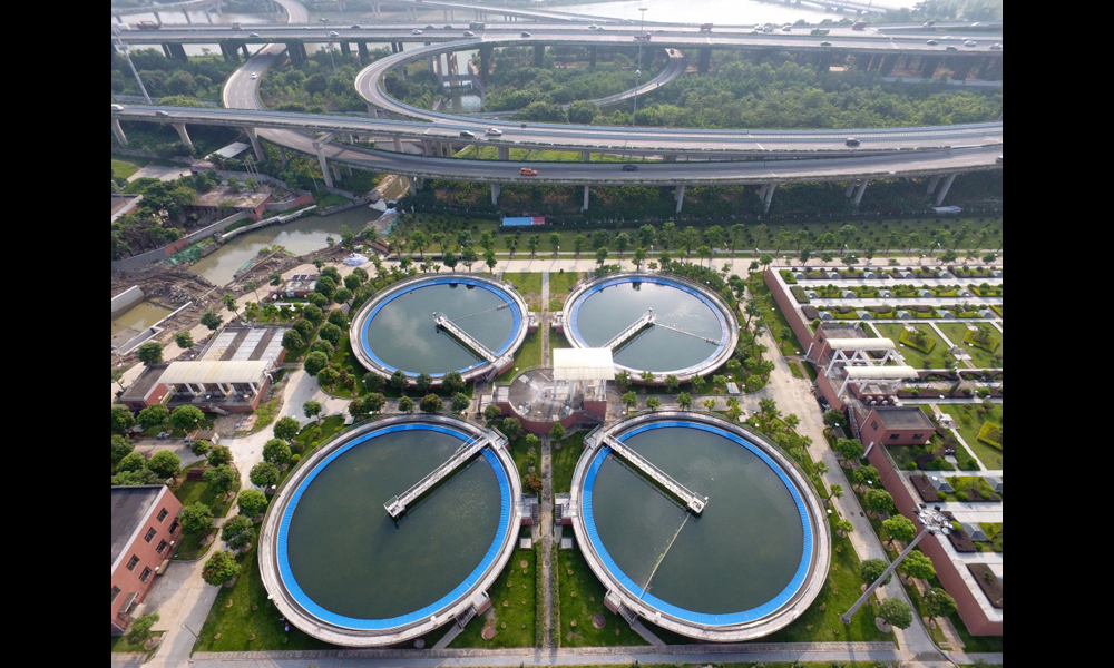 7月2日，無人機拍攝的福州洋里污水廠三期二次沉淀池和頂層綠化的生物反應池。（新華社記者 姜克紅 攝）