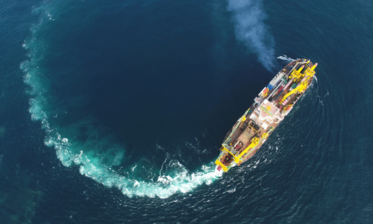 記者12日從中交天津航道局獲悉，經過為期近4天的海上航行，首艘由我國自主設計建造的亞洲最大自航絞吸挖泥船——“天鯤號”成功完成首次試航。這標志著“天鯤號”向著成為一艘真正的疏浚利器邁出了關鍵一步。此次試航經由長江口北角開往浙江花鳥山海域進行。（新華社發）