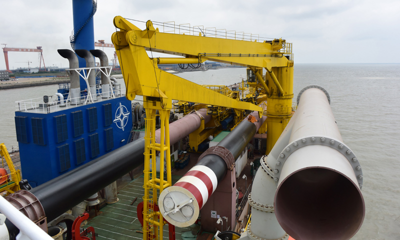 這是“天鯤號”船頭安裝的鋼樁。（新華社記者 毛振華 攝）