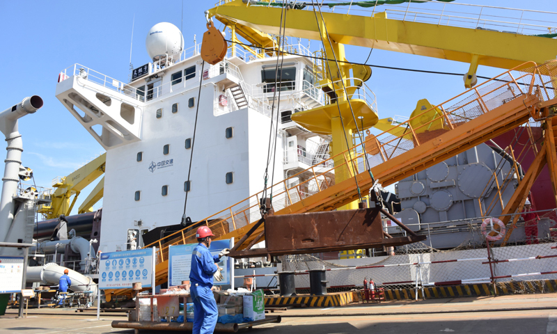 6月7日，在江蘇啟東的船廠碼頭，“天鯤號”試航前吊裝物資。（新華社記者 毛振華 攝）