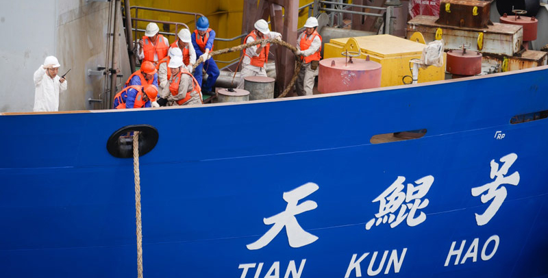 6月8日，工作人員進行“天鯤號”出海試航前的準備工作。（新華社記者 李響 攝）