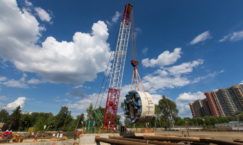 6月3日，在俄羅斯首都莫斯科，起重機吊裝盾構機核心部件。（新華社記者 白雪騏 攝）