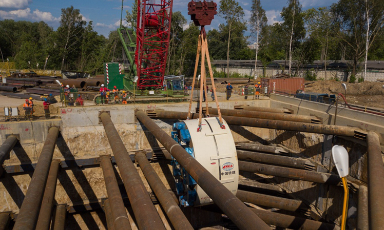 6月3日，在俄羅斯首都莫斯科，起重機吊裝盾構機核心部件。（新華社記者 白雪騏 攝）