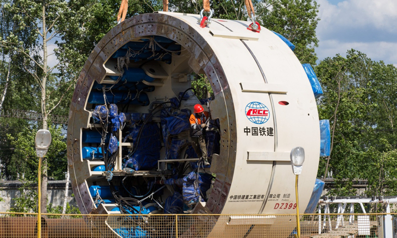 6月3日，在俄羅斯首都莫斯科，工人在吊裝現場工作。（新華社記者 白雪騏 攝）