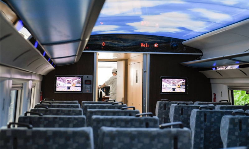 工人在中車株洲電力機車有限公司調試新一代動力集中型動車組。新華社發（張笑宇 攝）