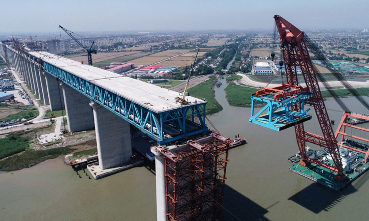 據介紹，滬通長江大橋為大跨度的公鐵兩用斜拉橋，主跨1092米，建成后將成為長三角地區沿海重要的鐵路、公路過江通道。（新華社記者 李響 攝）