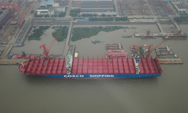 “中遠海運室女座”號總長399.8米，型寬58.6米，最大吃水16米，設計航速22.5海里/小時，最大載重量20萬噸。該船的甲板面積接近4個標準足球場，從船底至頂部約73米。（新華社記者 丁汀 攝）