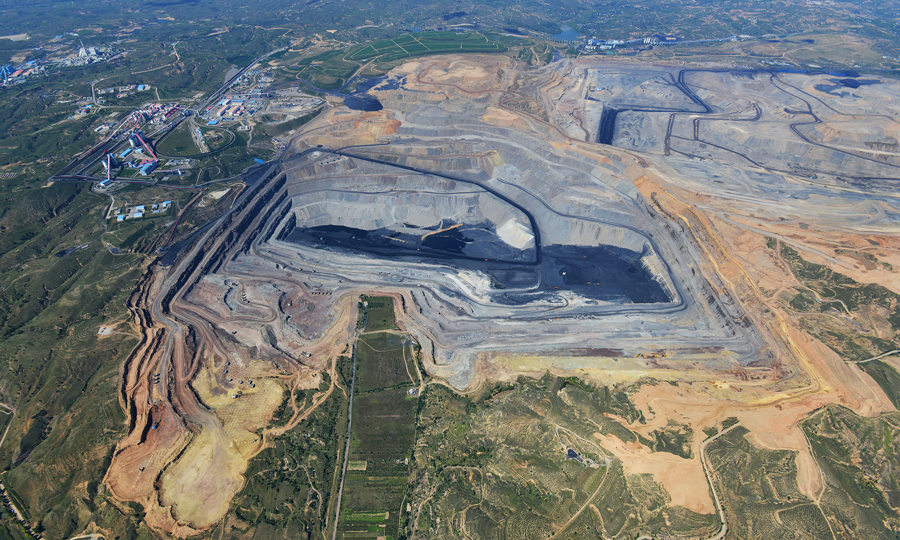 煤炭能源企業如何踐行綠色發展？國家能源集團準能公司從三個維度給出了自己的答案。引進大型設備和先進工藝，采用高效節約的開采模式；發展循環經濟，延伸煤炭產品的產業鏈，實現資源的吃干榨盡；實施礦區生態建設，在對采空區進行復墾綠化的基礎上，發展現代產業，打造國家級礦山公園。