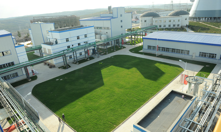 2017年，國家能源集團準能公司氧化鋁循環經濟項目第一條生產鏈獲國家能源集團批準投建，在煤炭能源企業延伸產業鏈、轉變發展方式、實現清潔化生產的道路上，準能集團敢為人先、勇為人先，邁出了鏗鏘有力的一步。圖為氧化鋁中試廠廠區。