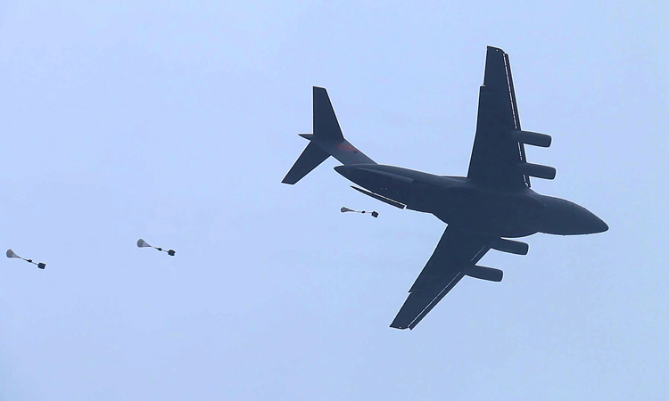 中國空軍大型運輸機運-20與空降兵部隊聯合開展空降空投訓練（資料照片）。新華社發