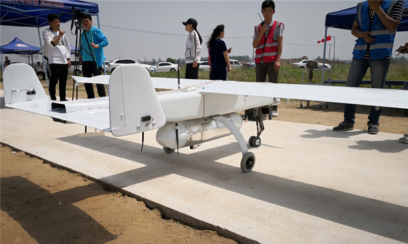 日前，由中國航天科工二院23所自主研發的無人機機載下投探空系統順利完成試驗，填補了國內利用大型無人設備開展氣象探測的空白。圖為5月13日，試驗人員在安徽淮北一處試驗場準備試飛無人機。新華社發（中國航天科工二院供圖）