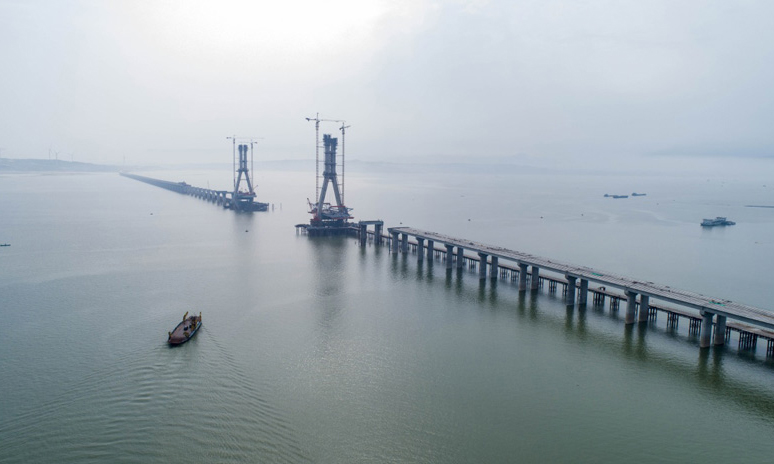 鄱陽湖二橋起于都昌縣多寶鄉，穿越鄱陽湖止于廬山市，是都昌至九江高速公路的控制性工程。新華社發（傅建斌 攝）