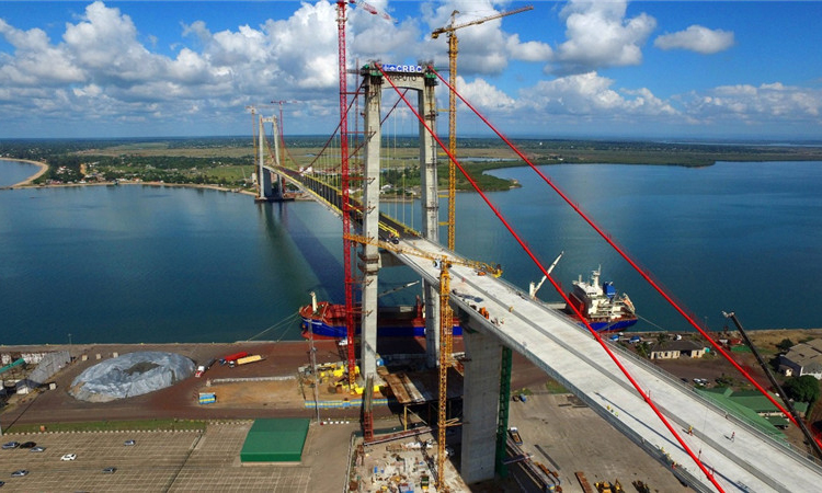 這是在莫桑比克馬普托拍攝的馬普托跨海大橋。新華社發