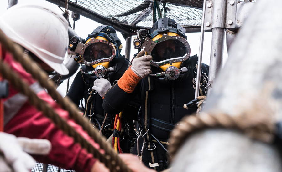 除單點艙內的人員外，本次錨鏈解脫還需要潛水員的水下支持才能完成，據了解，本次錨鏈解脫共有27名潛水員輪班進行水下支持。（作者：李彥昭）