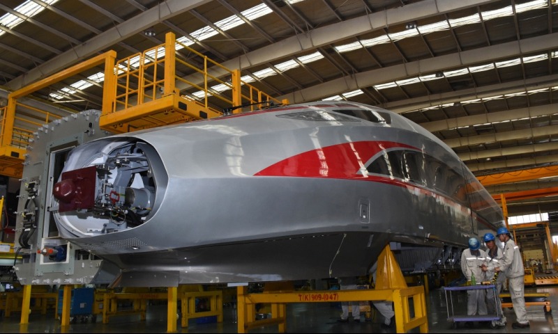 5月10日，一輛“復興號”動車組在總裝生產線上裝配。（新華社記者 李紫恒 攝）