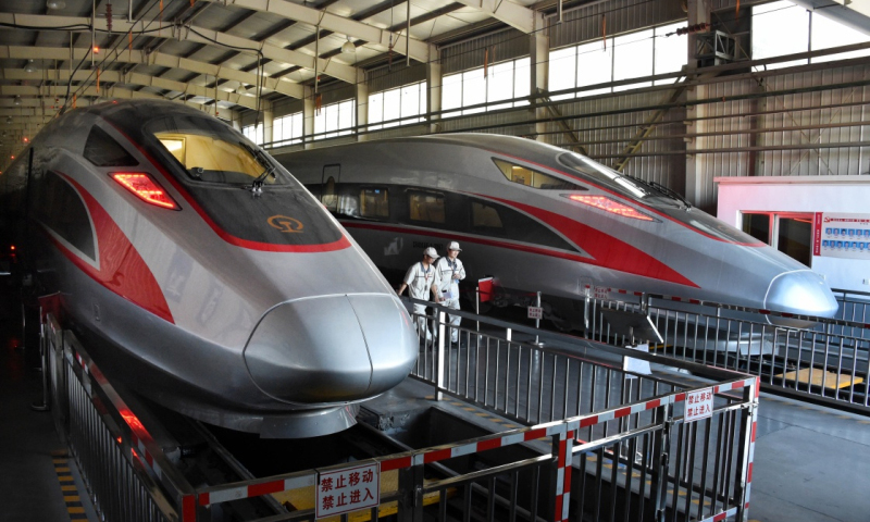 5月10日，兩列16輛長編組“復興號”動車組在中車四方調試廠房做最后的靜態調試試驗。（新華社記者 李紫恒 攝）