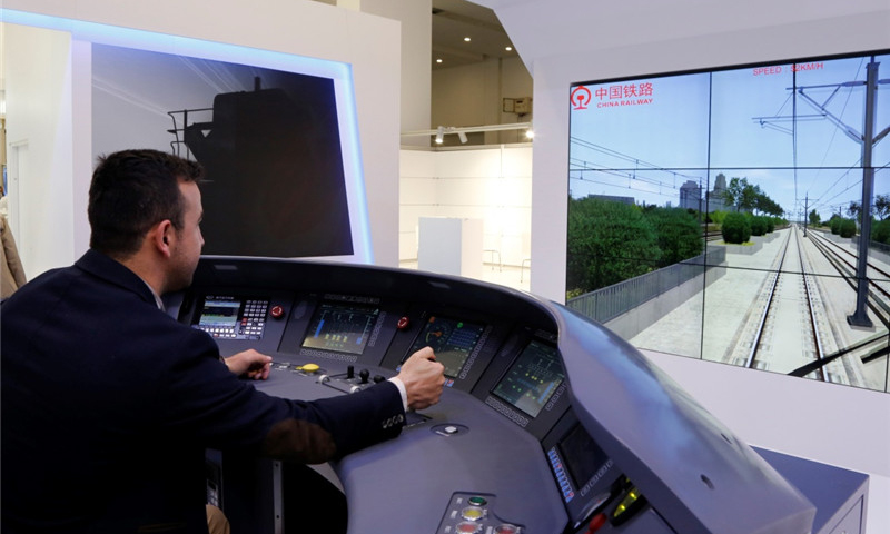 第十屆國際高鐵大會和貿易展由國際鐵路聯盟和土耳其國家鐵路局聯合主辦，本屆大會的主題是共享競爭力和可持續發展，展會吸引了上千名來自世界各地的參展商、業界人士和觀眾。其中，中國中鐵、中國鐵建以及中車等多家中國重量級企業的參展展位，格外引人關注。圖為5月8日，在土耳其安卡拉，一名觀眾在國際高鐵大會上體驗中國高鐵虛擬駕駛艙。（新華社記者 秦彥洋 攝）