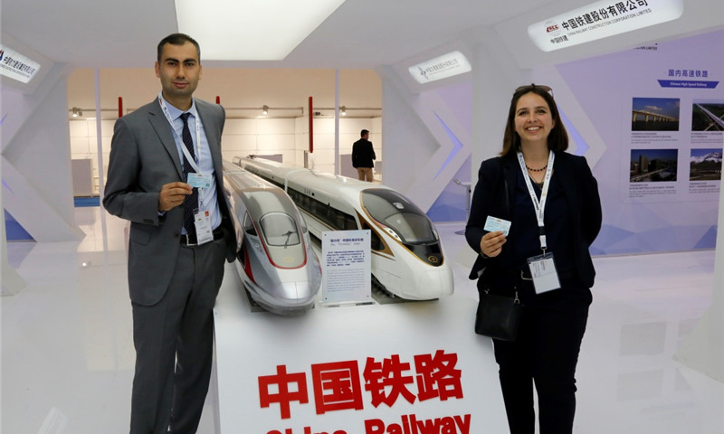 5月8日，在土耳其安卡拉，土耳其工程師在國際高鐵大會上與中國“復興號”高鐵列車模型合影。（新華社記者 秦彥洋 攝）