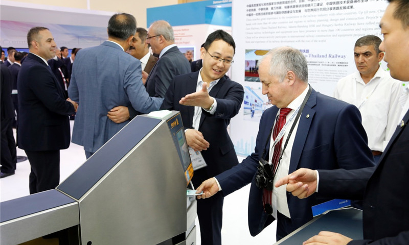 5月8日，在土耳其安卡拉，觀眾在國際高鐵大會上體驗中國鐵路檢票閘機。（新華社記者 秦彥洋 攝）