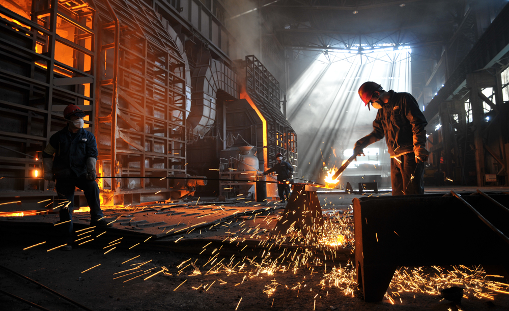 轉爐煉鋼作業，80后爐長正在判斷爐中鋼液的成分。（作者：韓先明）