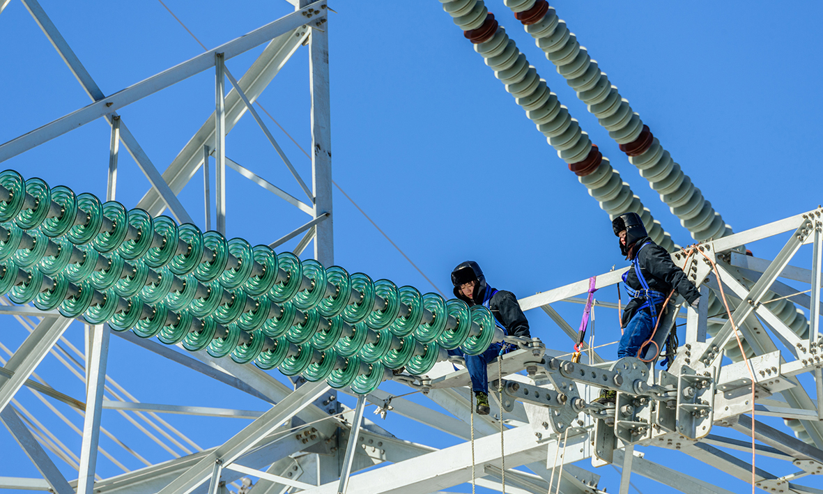 王慧妹與王林夢在1000千伏勝錫線開展作業。（作者：李廣杰）