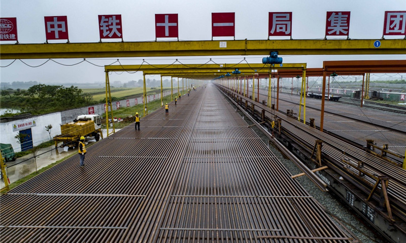 5月5日，中鐵十一局職工在漢十高鐵棗陽鋪軌基地堆碼500米長軌。（新華社記者 杜華舉 攝）