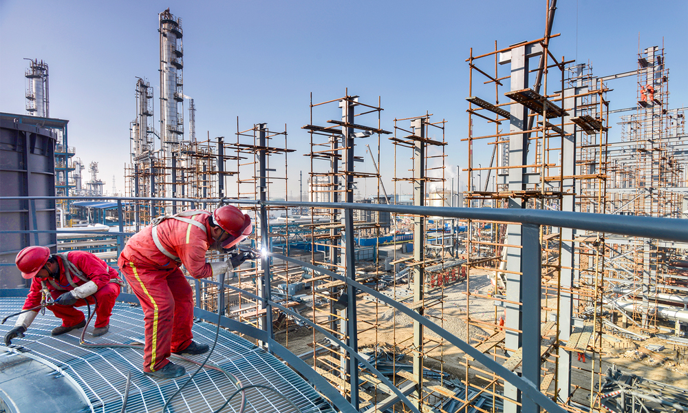 2017年3月，正和石化油品質量升級項目建設如火如荼，每一個角落都散落著緊鑼密鼓施工的人員，在鋼與鐵的戰場，他們構成了最和諧的畫面。（作者：胡海玲）