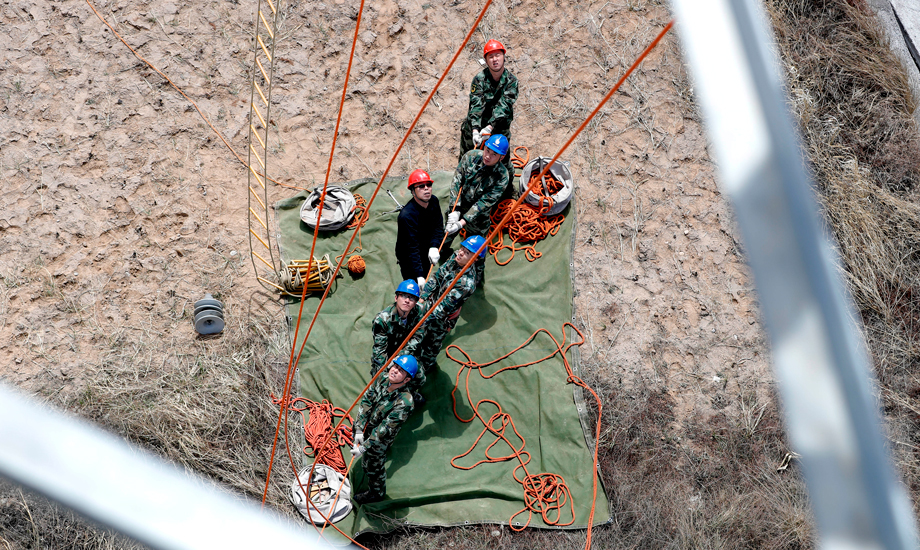 4月10日，薛家灣供電局輸電管理處對220千伏萬楊線相關塔基進行帶電更換RTV瓷質絕緣子作業。（作者：周京津）