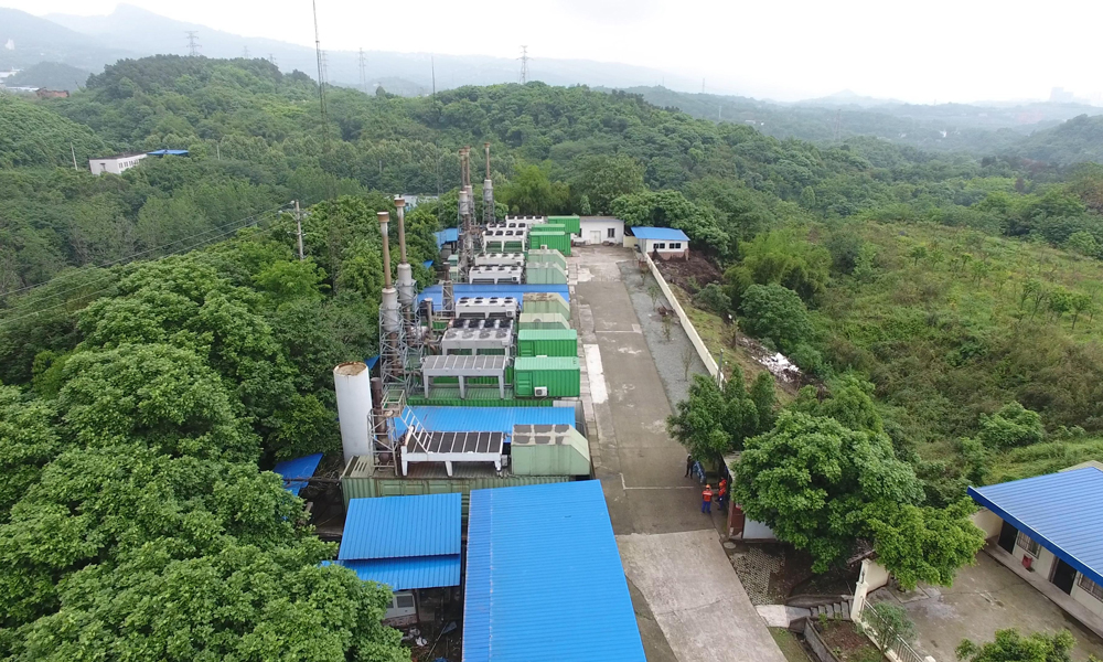 長生橋垃圾填埋場位于南岸區茶園新區長生橋鎮，占地約1037畝，主要接受重慶主城區5個區的生活垃圾，于2003年7月投入運行，2016年5月關停。高峰期日處理垃圾3000噸，現已填生活垃圾1043萬噸，接近庫容量。隨著重慶主城區面積的迅速擴大，長生橋垃圾填埋場的環境污染問題給周邊群眾的生產生活帶來較大影響，對其進行污染控制及治理建設迫在眉睫。圖為沼氣發電區。