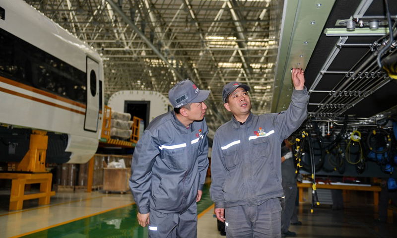 在中車長客，導師帶徒共同攻關的工作方式已經成為企業創新發展中的重要環節。隨著高鐵制造水平的不斷升級，對工藝要求的不斷提高，高鐵工人的師徒關系也從以往的單向灌輸，逐漸變成互相學習。老師傅的豐富經驗和年輕人的創新活力互相促進，像周晶輝和臧鐵軍這樣的高鐵工人師徒檔在打造中國制造“亮麗名片”的過程中發揮著越來越重要的作用。（新華社記者 張楠 攝）