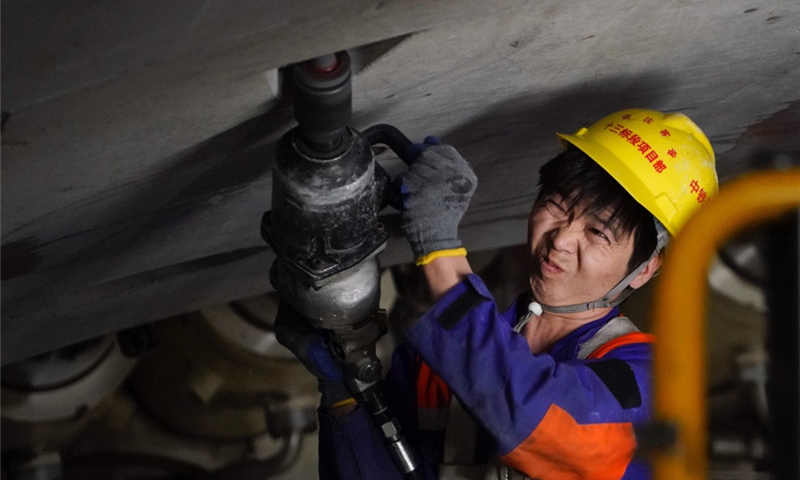 4月25日，京沈高鐵望京隧道成功穿越位于朝陽區的無基礎密集房屋群特級風險源。圖中中國中鐵隧道集團的工人在京沈高鐵望京隧道施工。（新華社記者 邢廣利 攝）