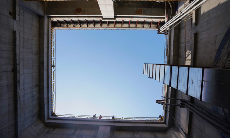 4月25日，中國中鐵隧道集團的工人在京沈高鐵望京隧道施工。（新華社記者 邢廣利 攝）