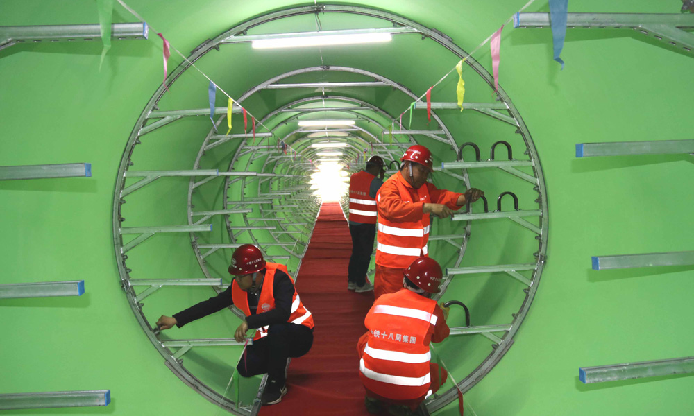 竹纏繞城市綜合管廊的重量是傳統混凝土管廊的十分之一，極大的降低了安裝難度，縮短了施工周期，與傳統的材料和工藝相比，它的綜合成本大約降低了10%到30%，而且使用壽命長，綠色低碳。（伍振 梁建剛 攝）