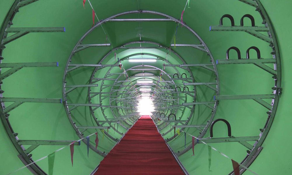 據介紹，竹纏繞城市綜合管廊每段最大直徑3米，長12米，重10噸左右，施工時僅需2臺25噸的吊車，一天最快可以安裝120米，安裝速度是傳統管廊的10倍。建設單位采用芯片、傳感器和激光測距儀等在線檢測技術，實時監測管廊的受熱、形變狀況，智能化程度國內領先。（伍振 梁建剛 攝）