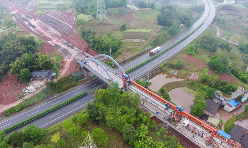 4月24日在四川雅安市境內的川藏鐵路成雅段最后一片T梁架設施工現場。（新華社記者 薛玉斌 攝）