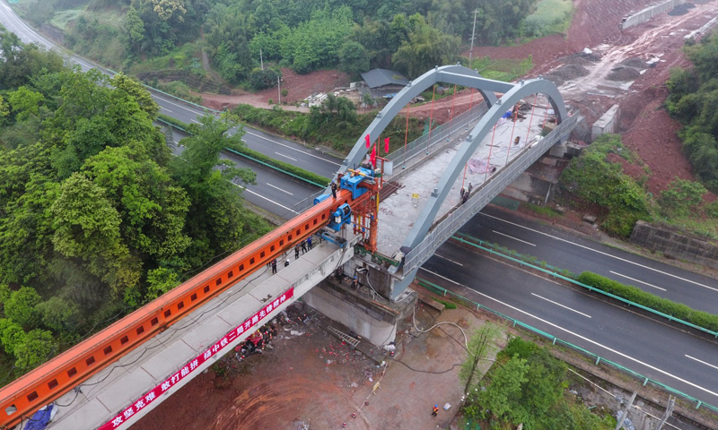 4月24日在四川雅安市境內的川藏鐵路成雅段最后一片T梁架設施工現場。（新華社記者 薛玉斌 攝）