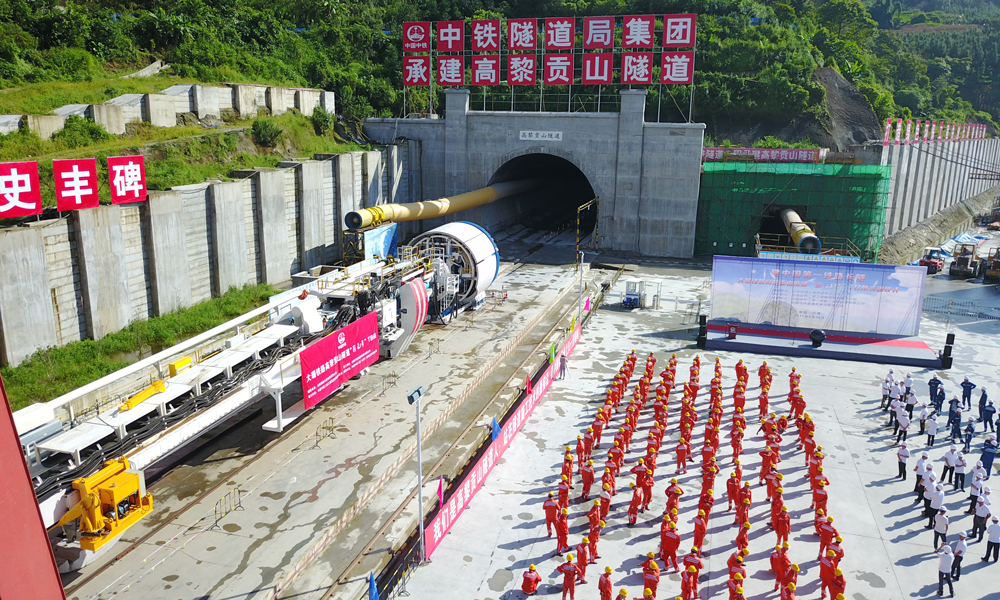 4月21日，“彩云號”TBM（硬巖掘進機）在云南大瑞鐵路高黎貢山隧道成功穿越第一個地層交接涌水帶，掘進里程突破500米，單日掘進最高達到32.14米，這標志著我國自主研制的最大直徑TBM在鐵路隧道首次成功應用，意味著高黎貢山隧道這座中國第一鐵路長隧正穩步邁向穩產高產階段。（圖片來源：中鐵高新工業股份有限公司）