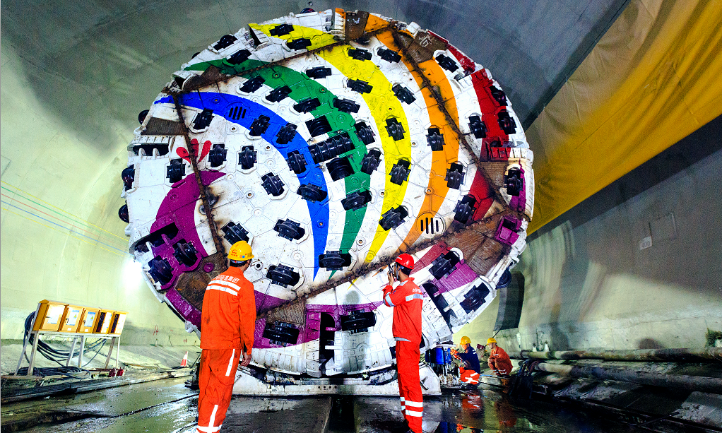 “彩云號”TBM于2017年8月1日在昆明中鐵電建總裝車間下線，整機長度約230米，重1900噸，刀盤開挖直徑達到9.03米，填補了國內9米以上大直徑硬巖掘進機的空白。（圖片來源：中鐵高新工業股份有限公司）